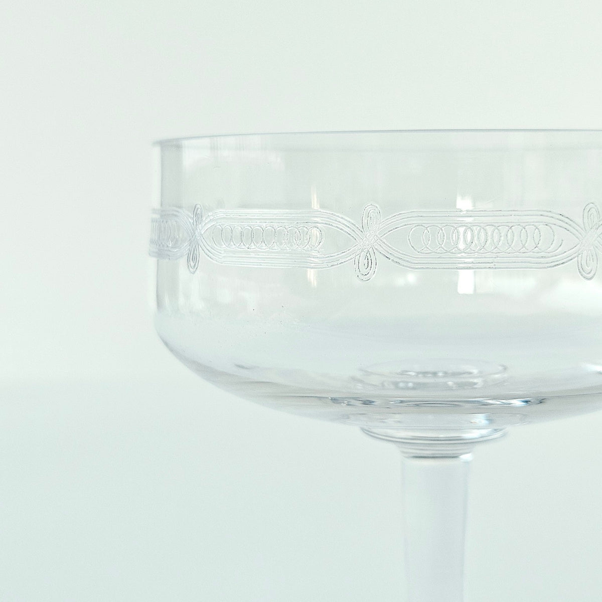 Paire de coupes à champagne en verre transparent à décor gravé – France (probable), v. 1950