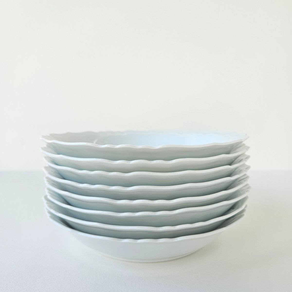 Suite de huit assiettes creuses en porcelaine blanche émaillée – Limoges, 2e moitié du XXᵉ s.