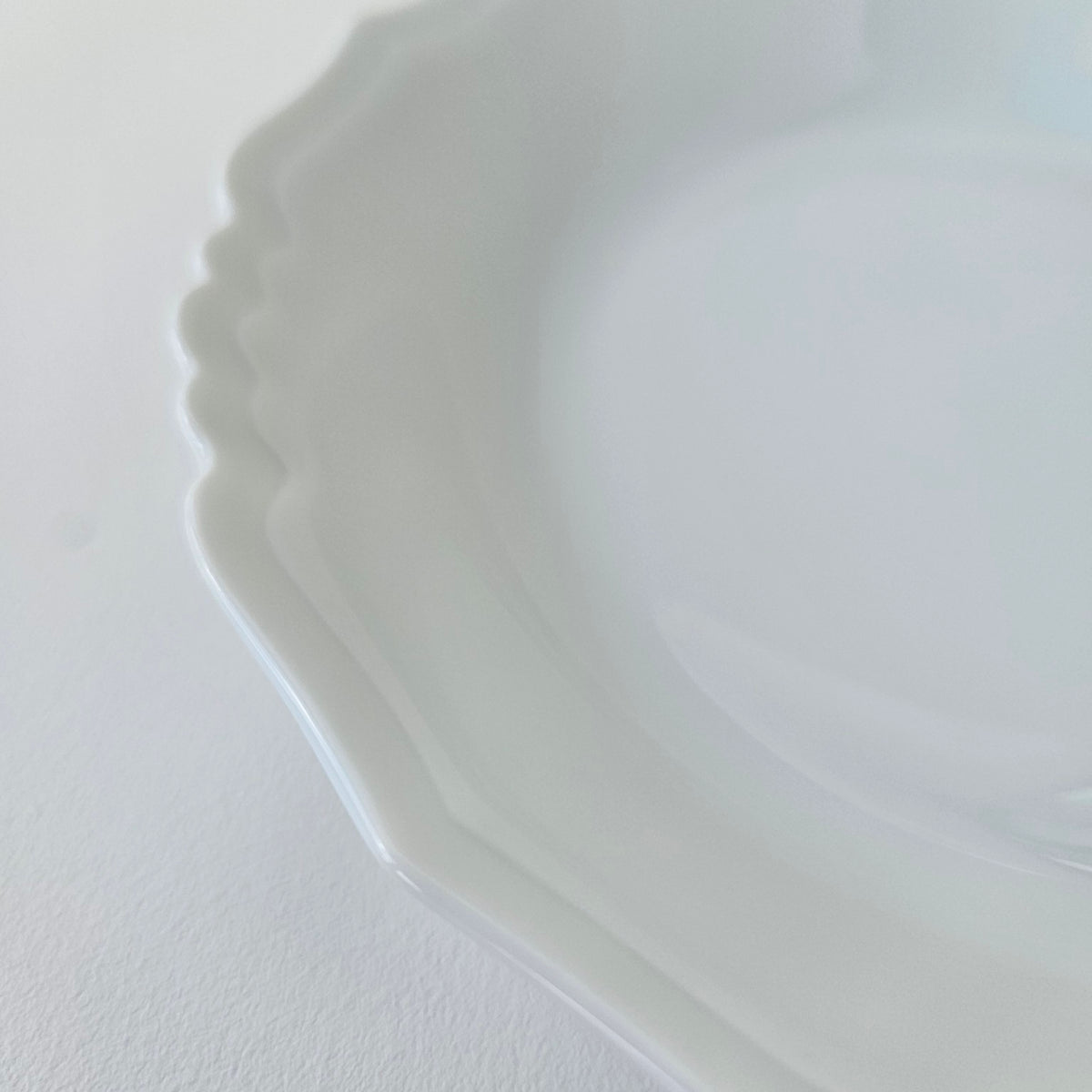 Suite de huit assiettes creuses en porcelaine blanche émaillée – Limoges, 2e moitié du XXᵉ s.
