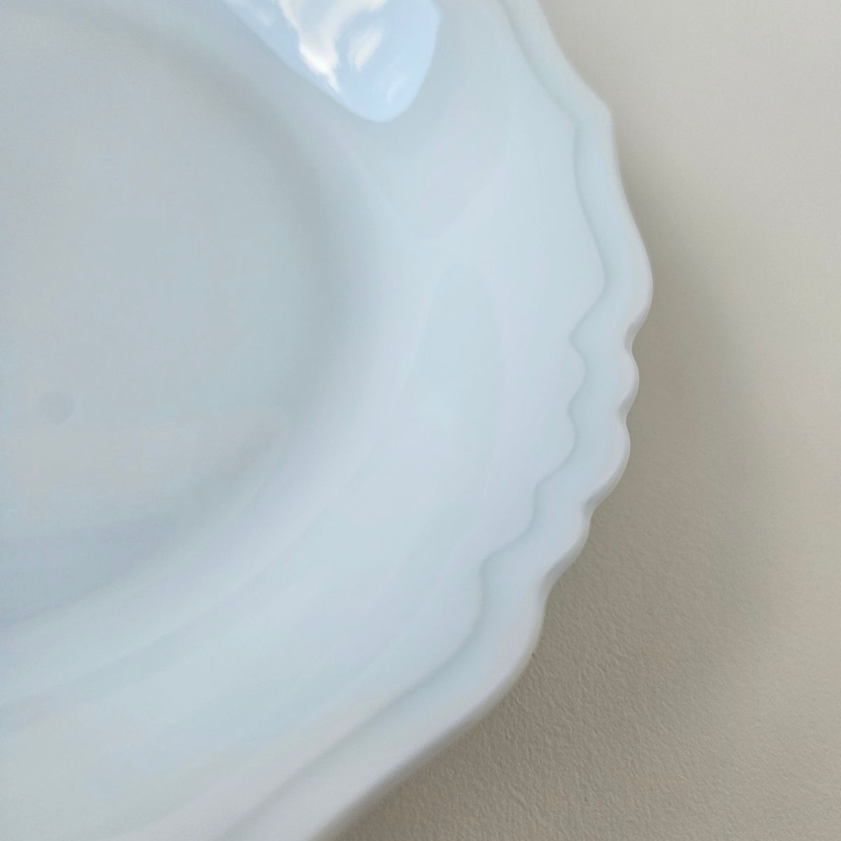 Suite de huit assiettes creuses en porcelaine blanche émaillée – Limoges, 2e moitié du XXᵉ s.