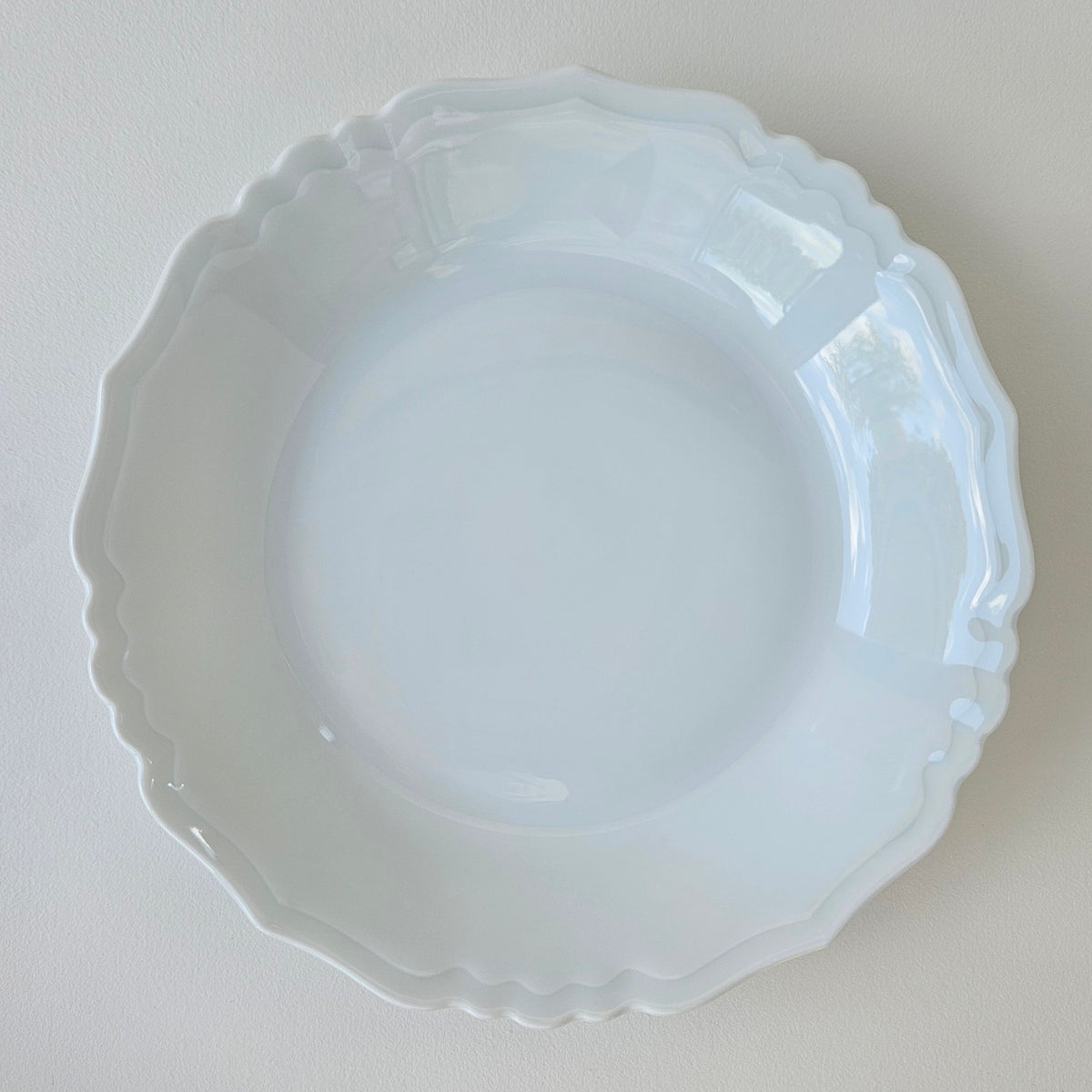 Suite de huit assiettes creuses en porcelaine blanche émaillée – Limoges, 2e moitié du XXᵉ s.