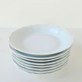 Suite de huit assiettes creuses en porcelaine blanche émaillée – Limoges, 2e moitié du XXᵉ s.