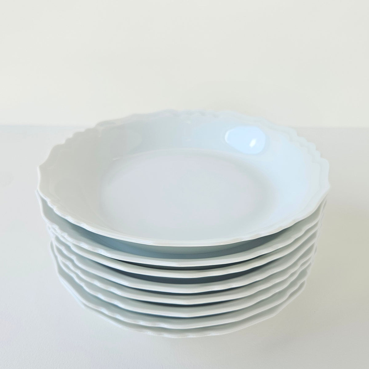 Suite de huit assiettes creuses en porcelaine blanche émaillée – Limoges, 2e moitié du XXᵉ s.
