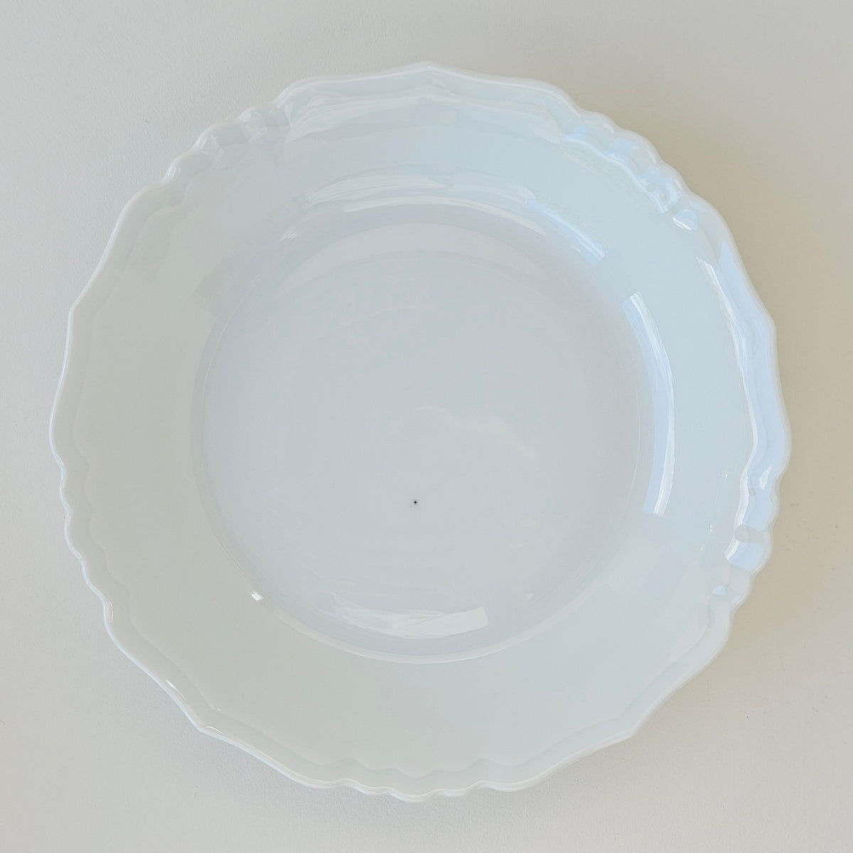 Suite de huit assiettes creuses en porcelaine blanche émaillée – Limoges, 2e moitié du XXᵉ s.