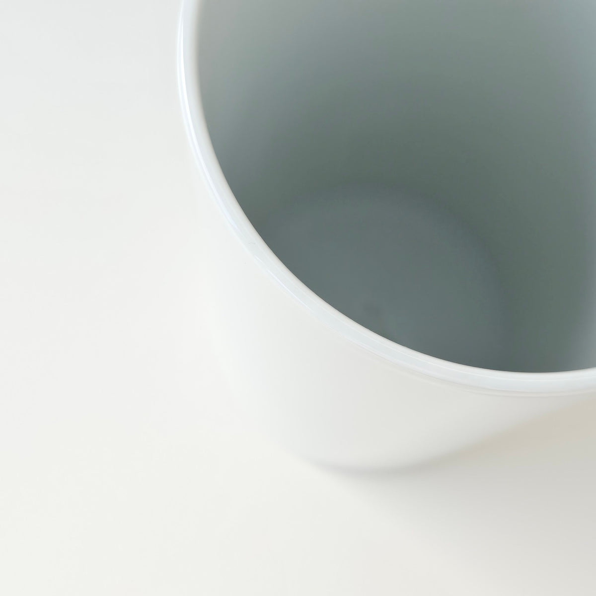 Vase cylindrique – Manufacture Haviland – Limoges, début du XXIᵉ siècle