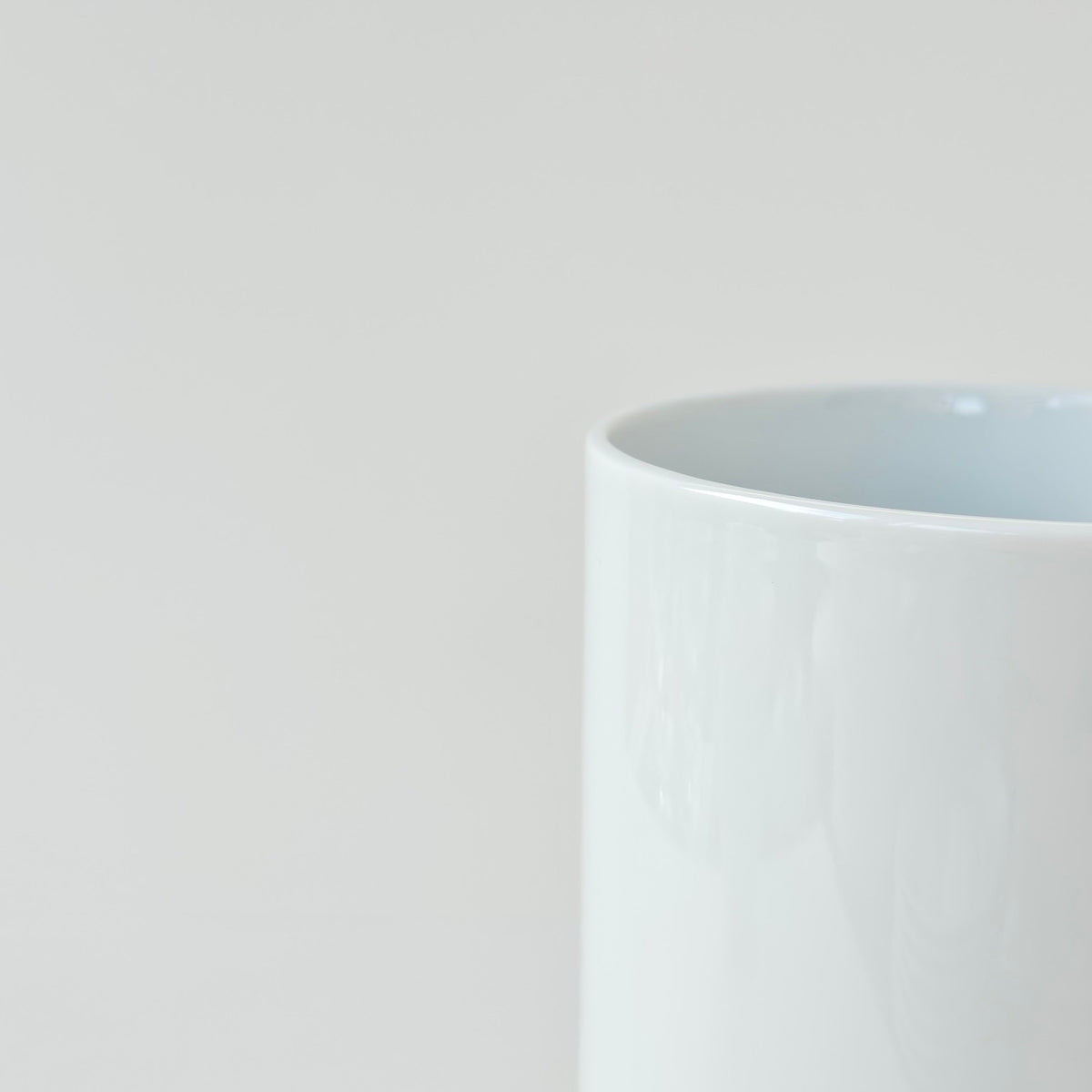 Vase cylindrique – Manufacture Haviland – Limoges, début du XXIᵉ siècle