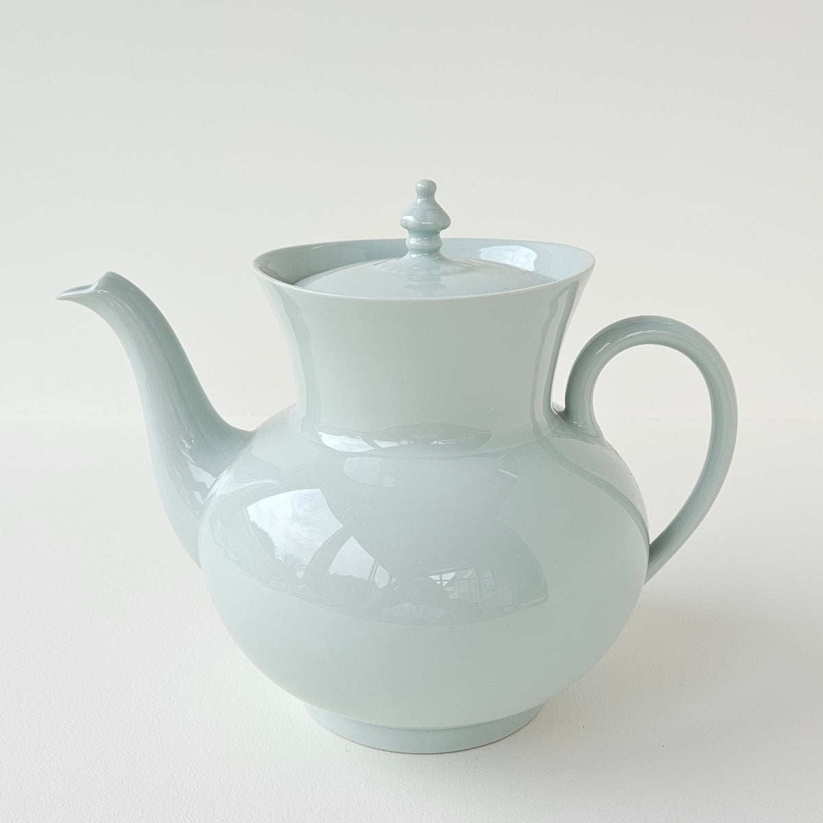 Théière en porcelaine céladon – Manufacture Haviland – Limoges, XXIe s.