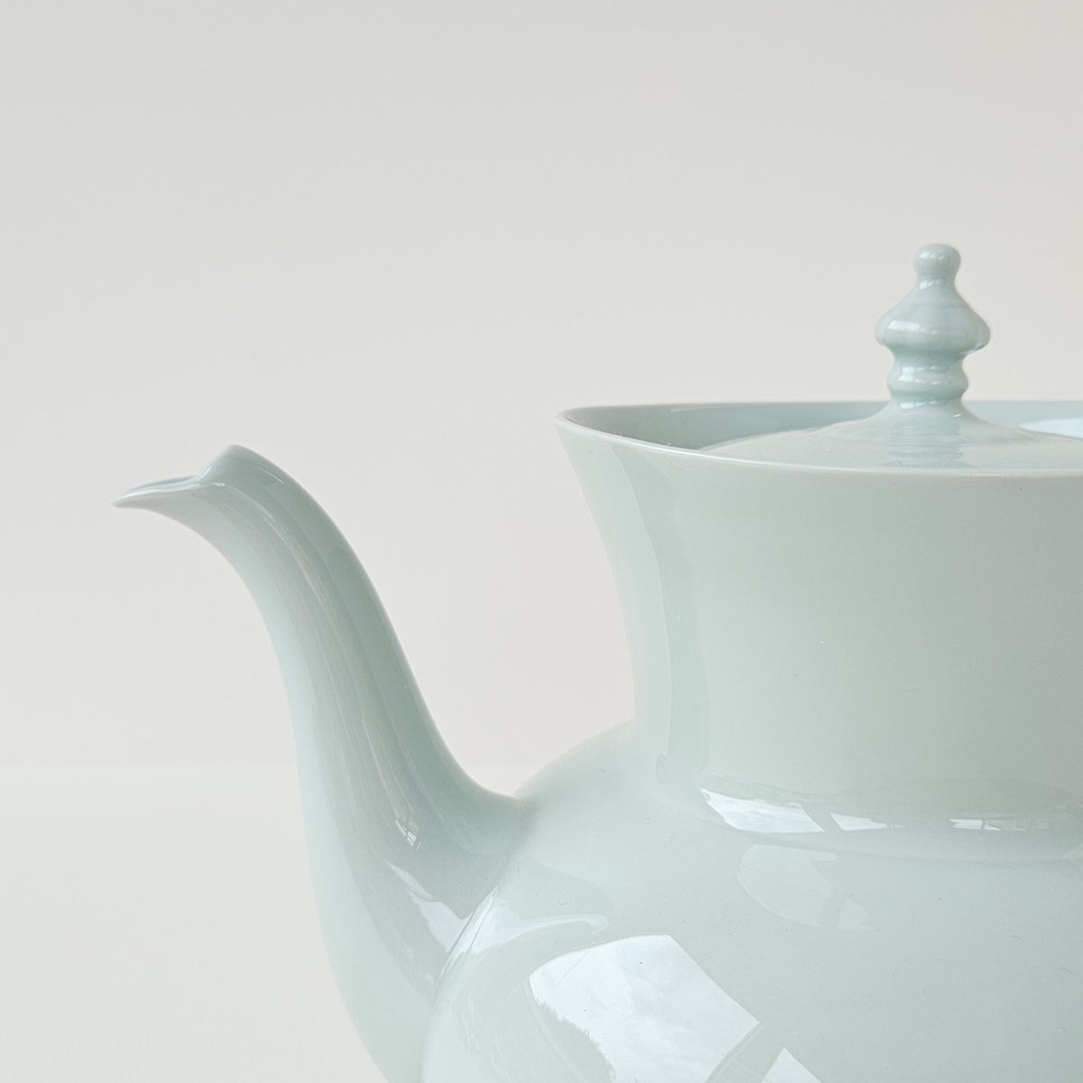 Théière en porcelaine céladon – Manufacture Haviland – Limoges, XXIe s.