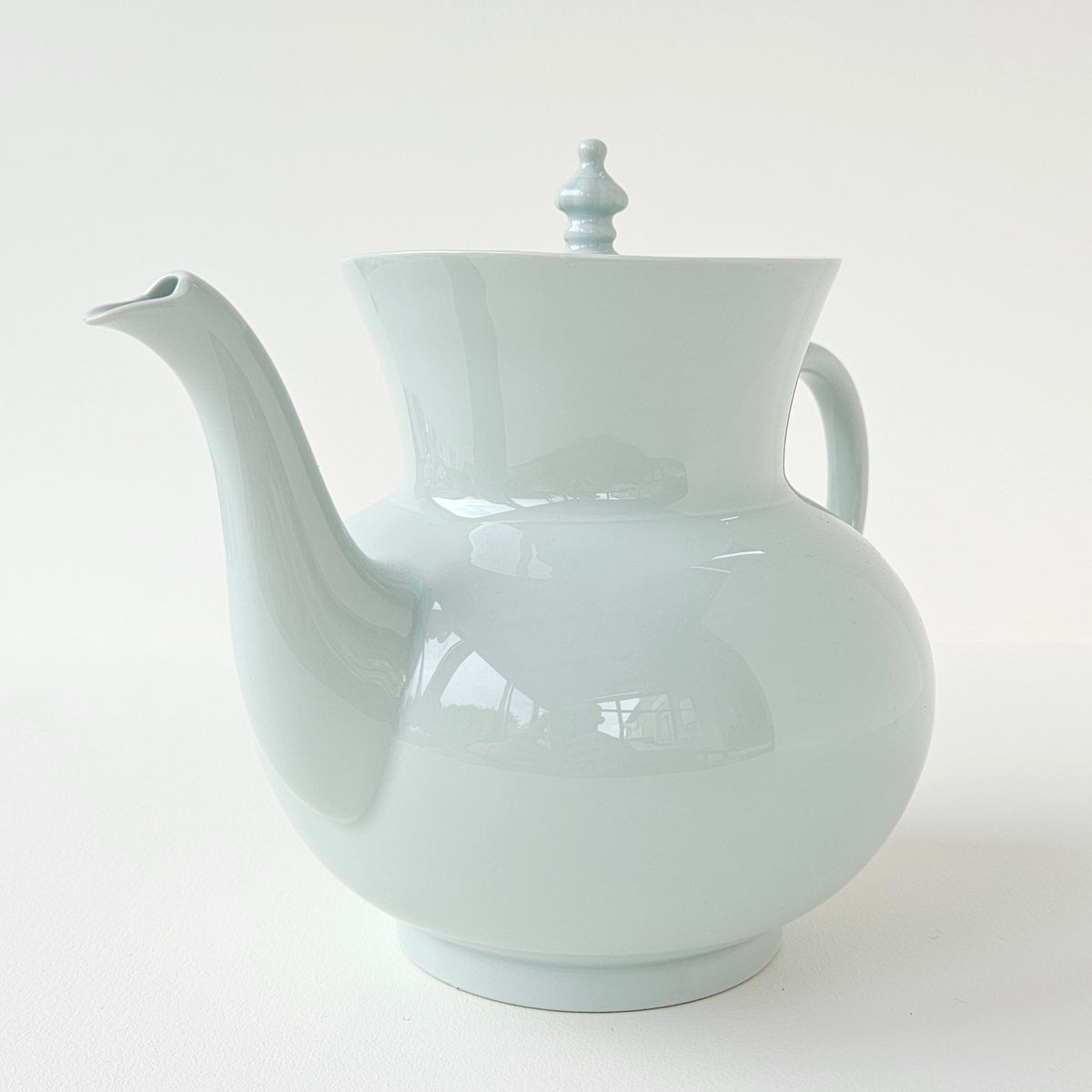 Théière en porcelaine céladon – Manufacture Haviland – Limoges, XXIe s.