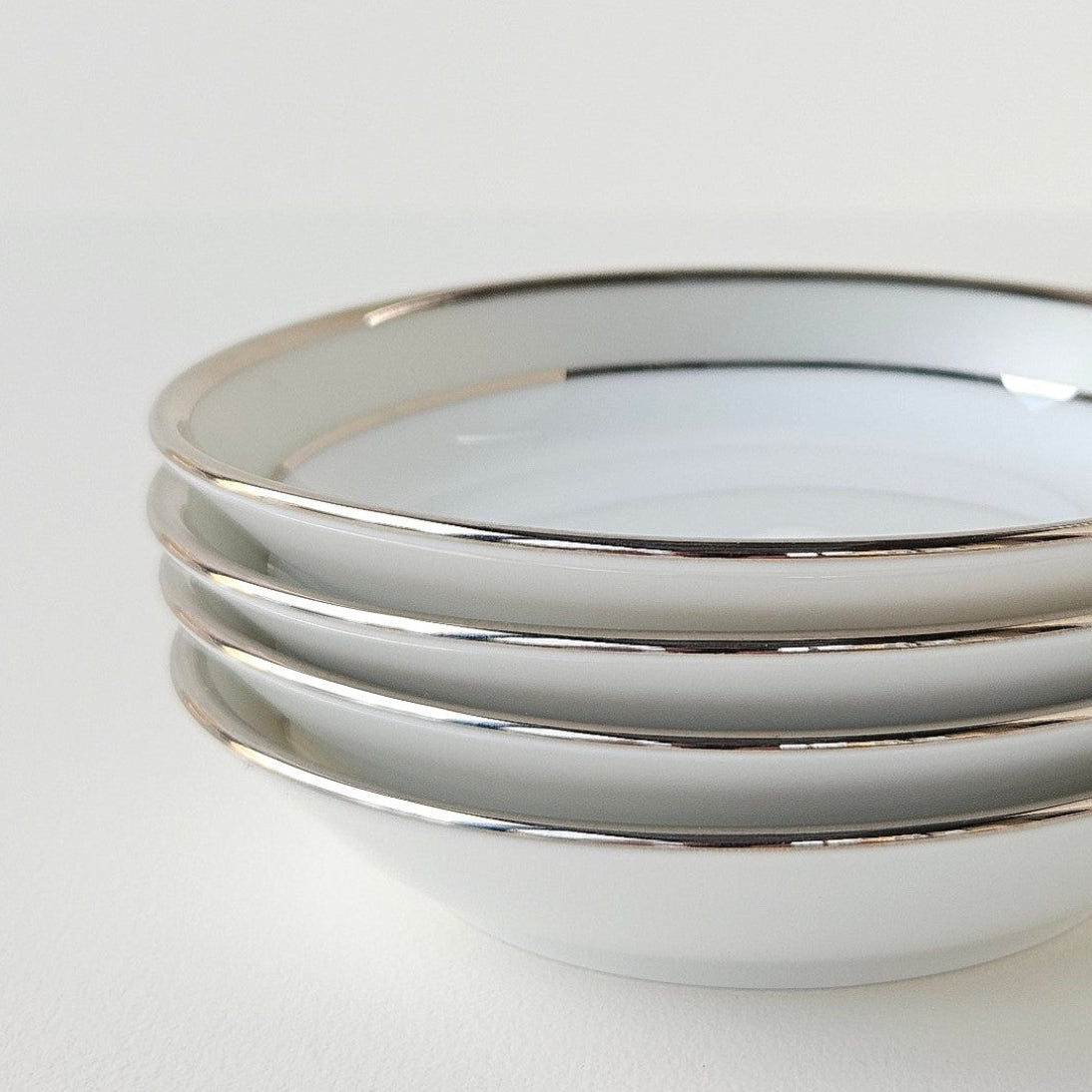 Ensemble de quatre coupelles plates – Clair de Lune – Manufacture Haviland – Limoges, XXIe s.