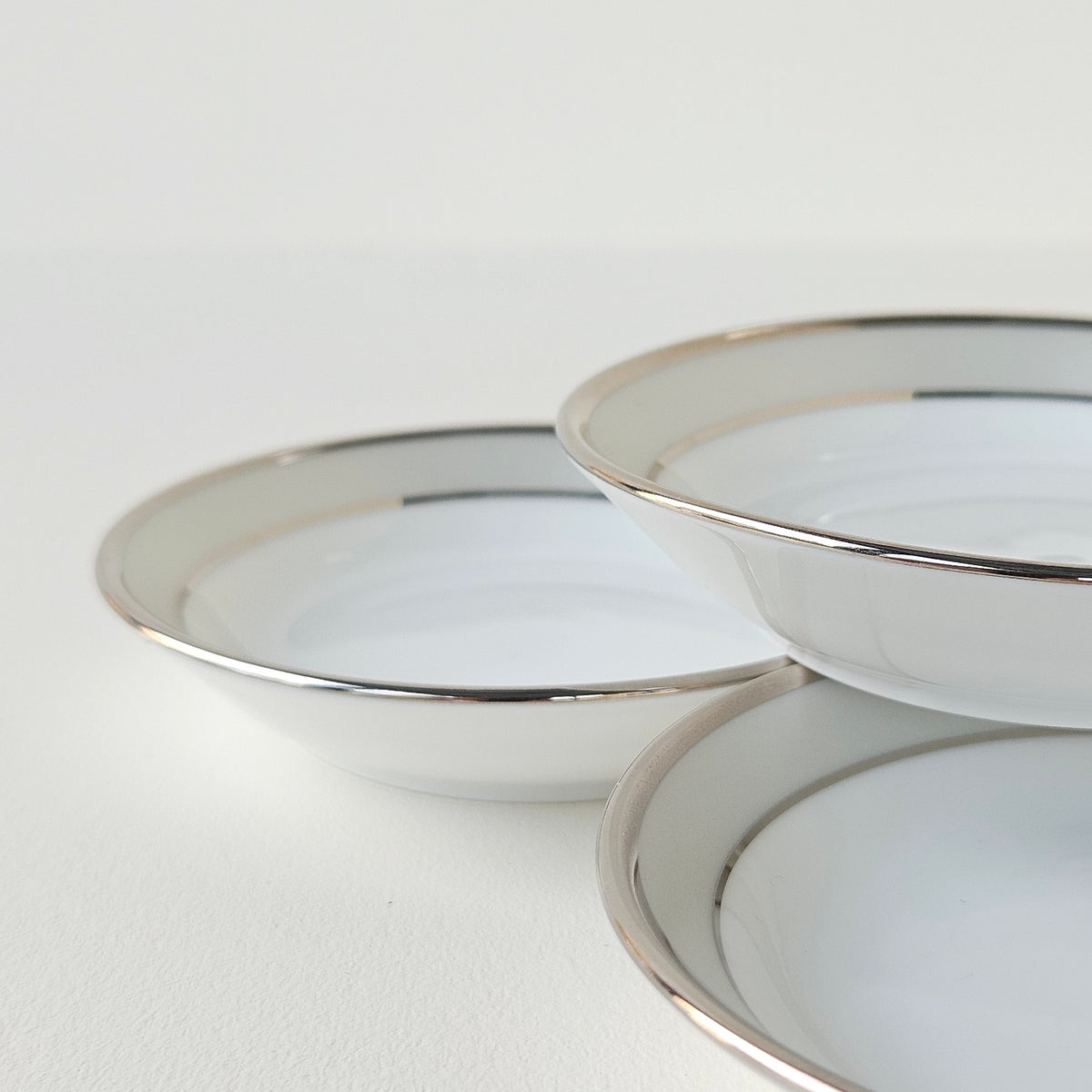 Ensemble de quatre coupelles plates – Clair de Lune – Manufacture Haviland – Limoges, XXIe s.
