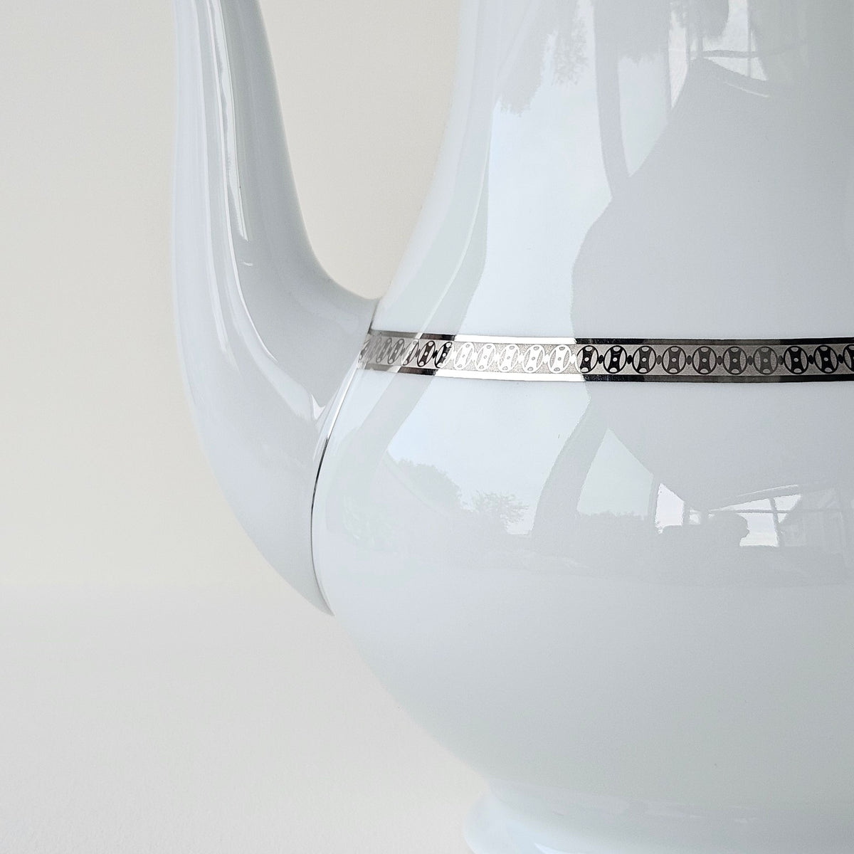 Théière / Verseuse – Symphonie Platine – Manufacture Haviland – Limoges, XXIe s.