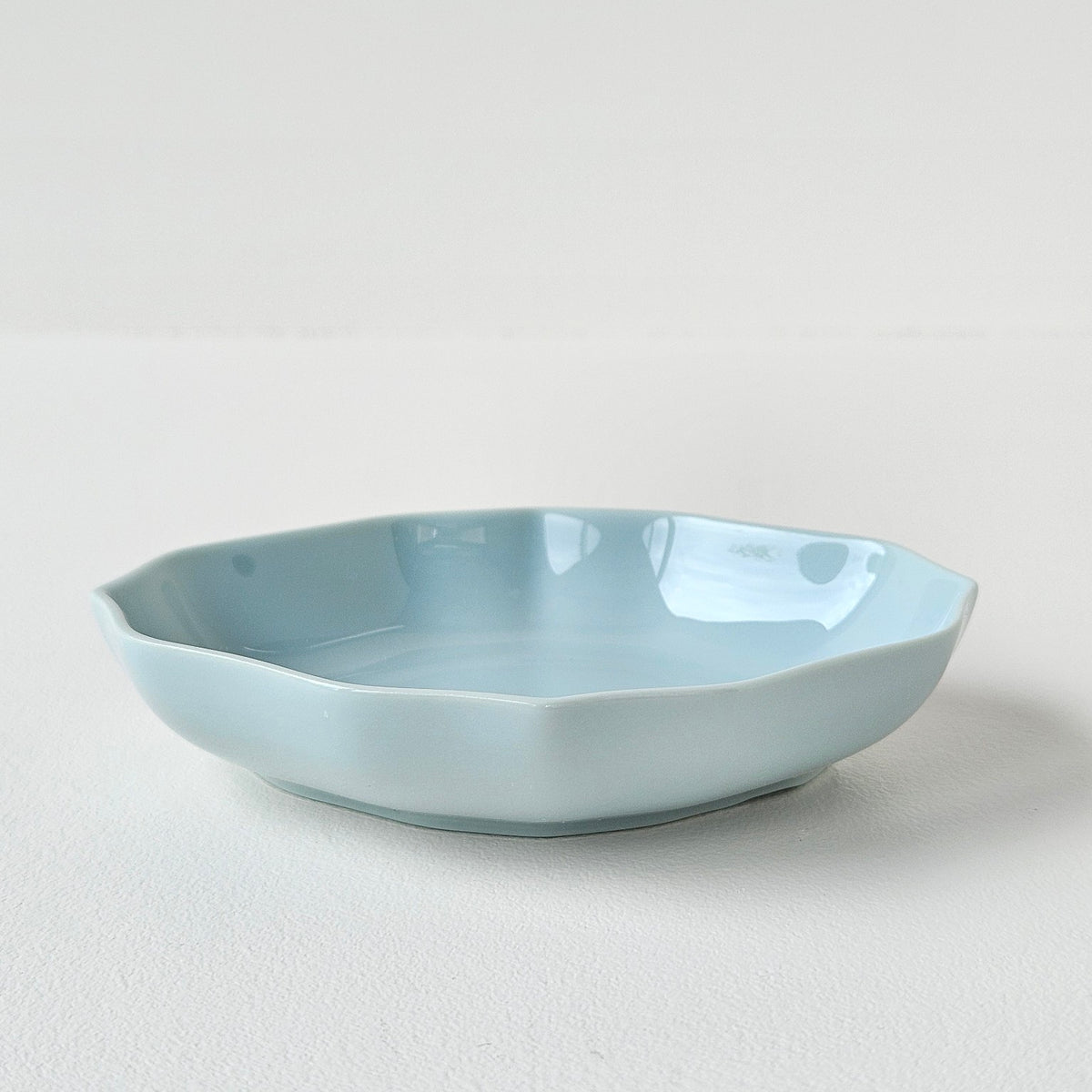 Coupelle PM en porcelaine céladon – Meissen – Manufacture Raynaud – Limoges, fin du XXe s.