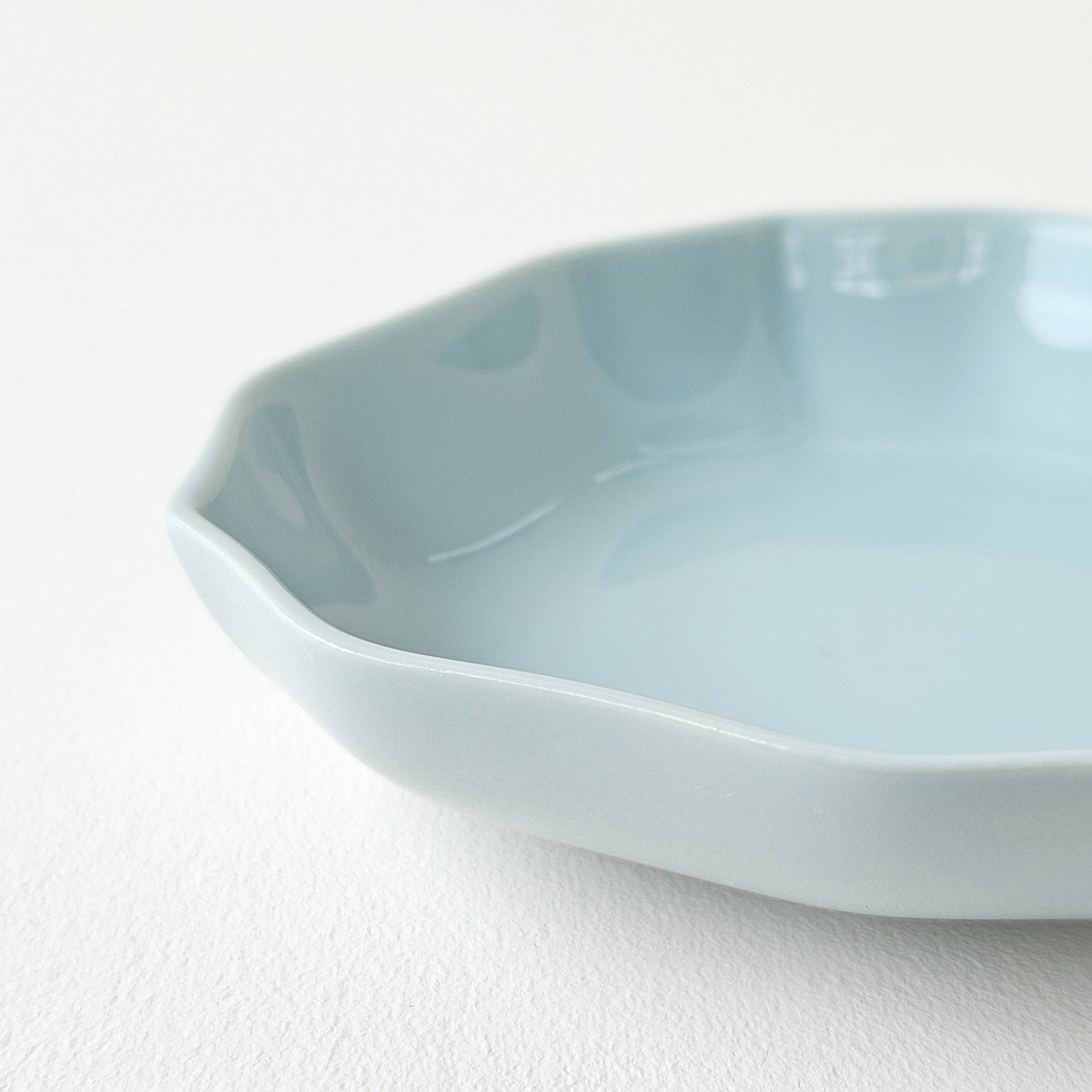 Coupelle PM en porcelaine céladon – Meissen – Manufacture Raynaud – Limoges, fin du XXe s.