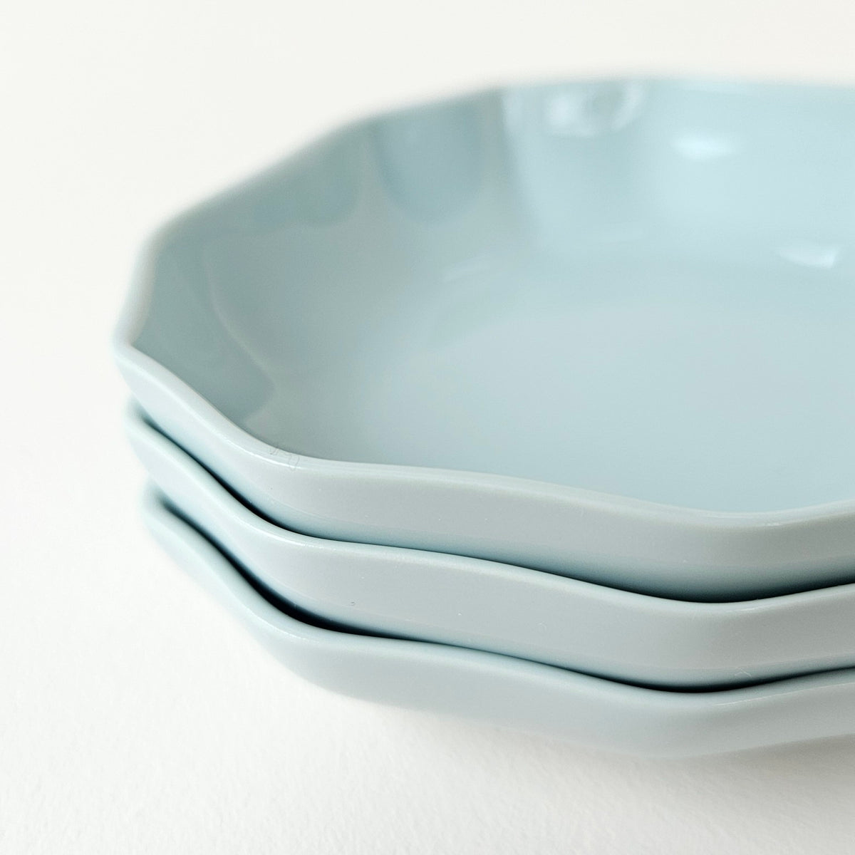 Coupelle PM en porcelaine céladon – Meissen – Manufacture Raynaud – Limoges, fin du XXe s.