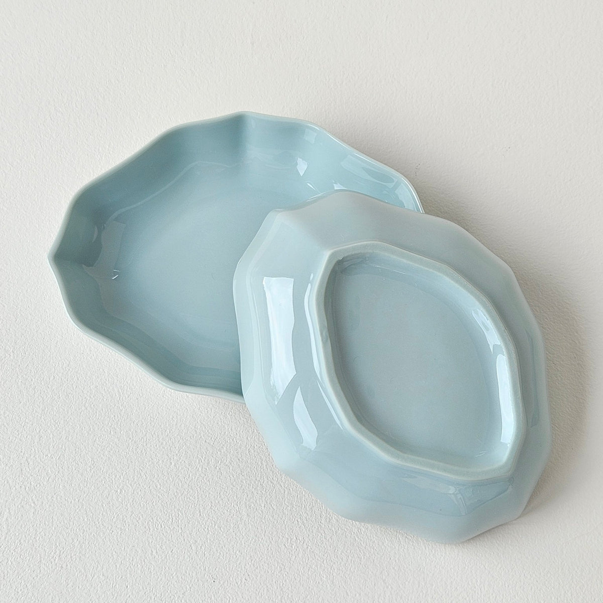 Coupelle PM en porcelaine céladon – Meissen – Manufacture Raynaud – Limoges, fin du XXe s.