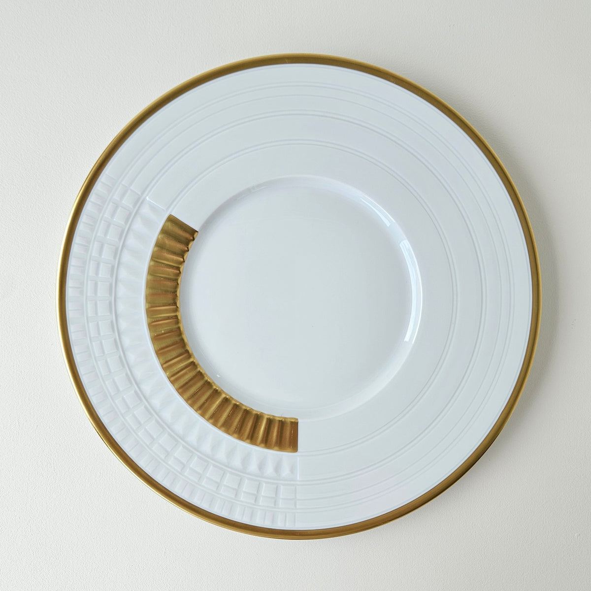 Assiette plate / Assiette de présentation – Sublime or – Manufacture Haviland – Limoges, XXIe s.
