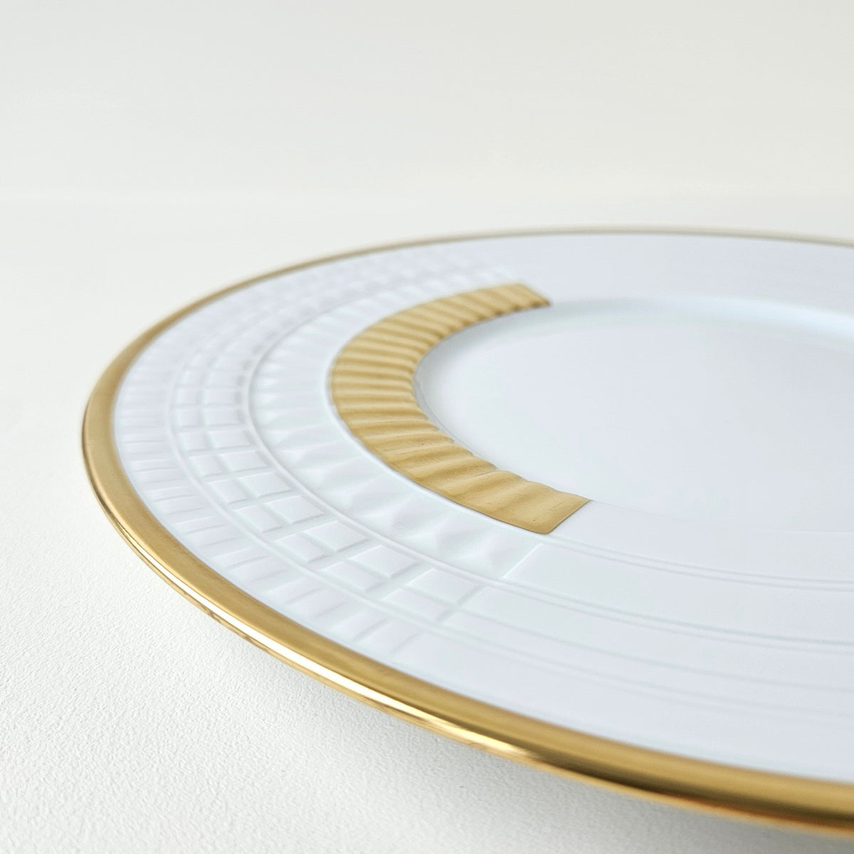 Assiette plate / Assiette de présentation – Sublime or – Manufacture Haviland – Limoges, XXIe s.