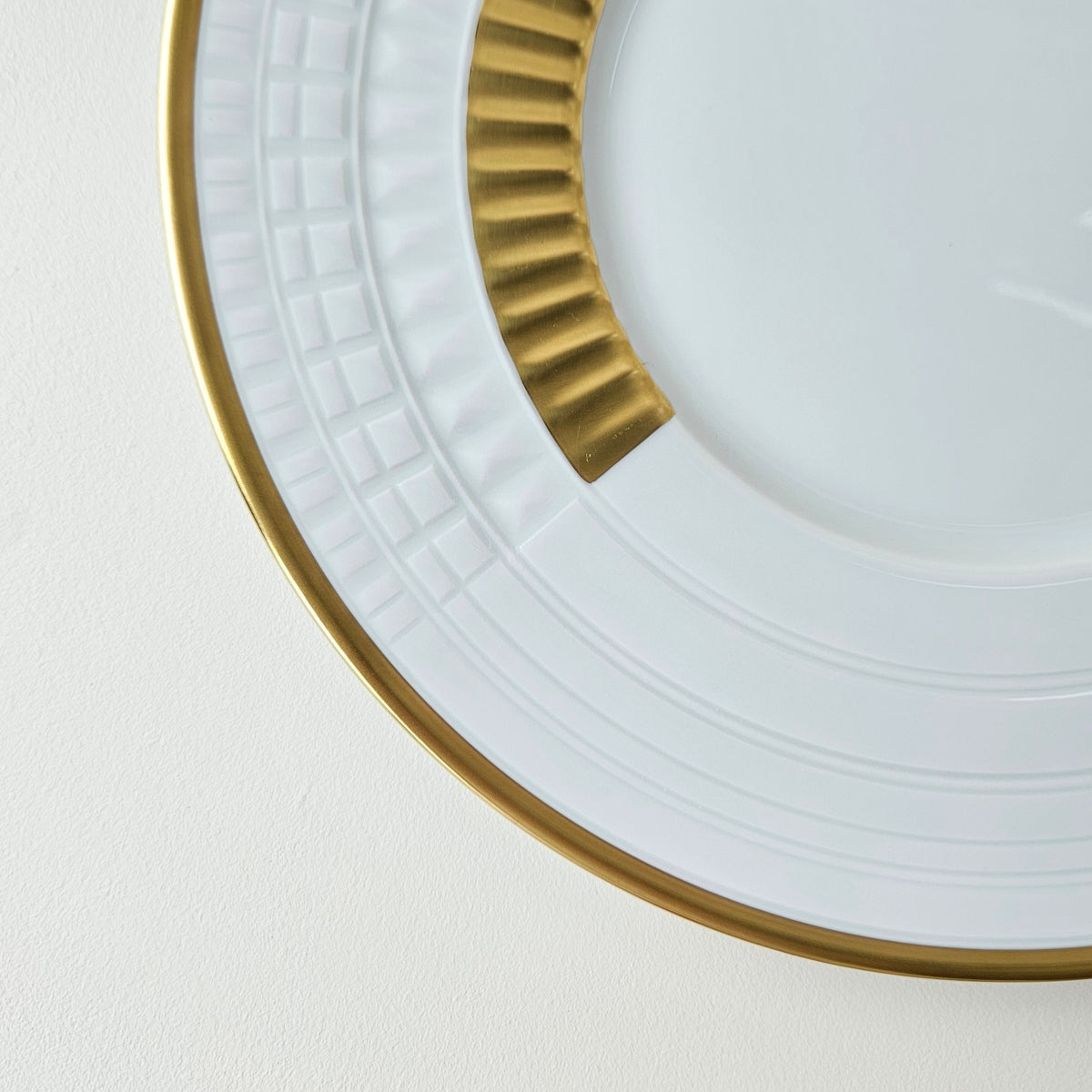 Assiette plate / Assiette de présentation – Sublime or – Manufacture Haviland – Limoges, XXIe s.