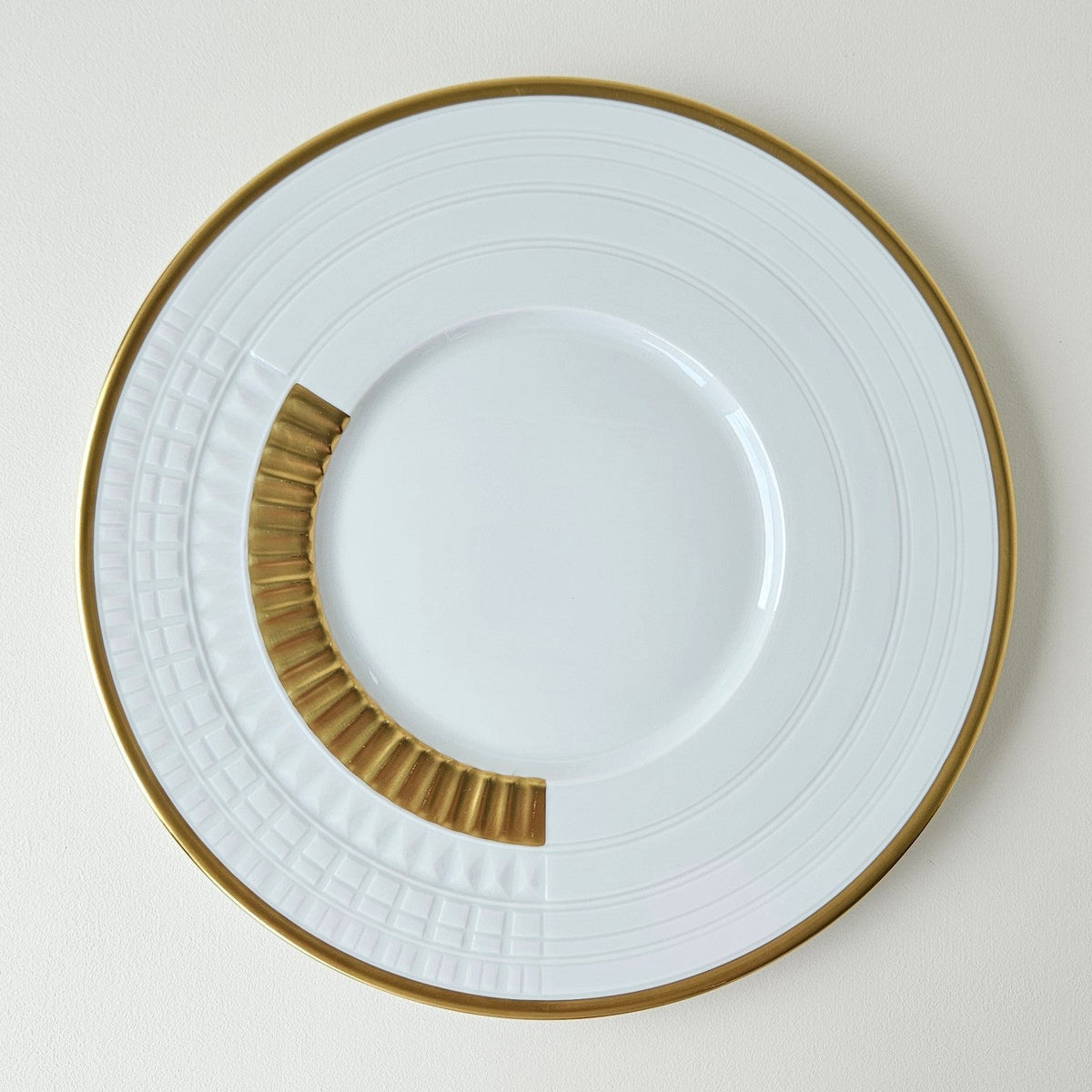 Assiette plate / Assiette de présentation – Sublime or – Manufacture Haviland – Limoges, XXIe s.