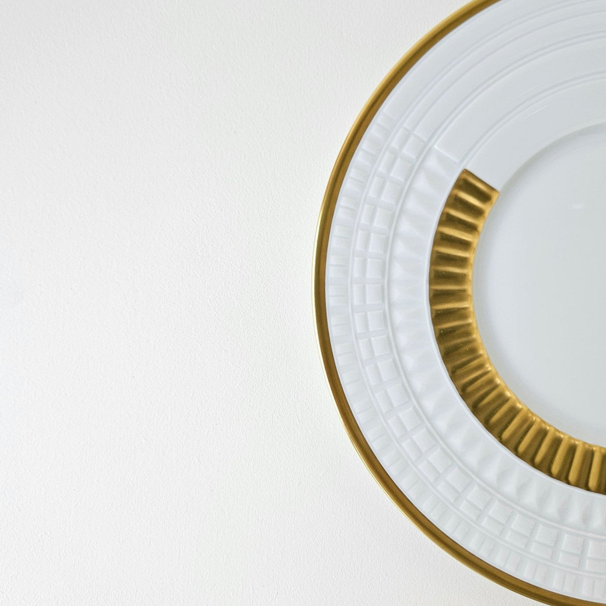 Assiette plate / Assiette de présentation – Sublime or – Manufacture Haviland – Limoges, XXIe s.