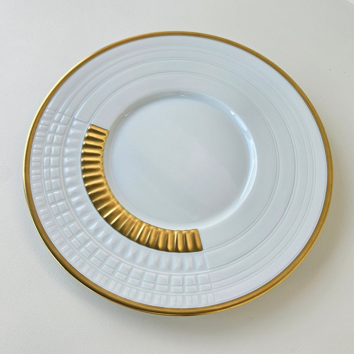 Assiette plate / Assiette de présentation – Sublime or – Manufacture Haviland – Limoges, XXIe s.