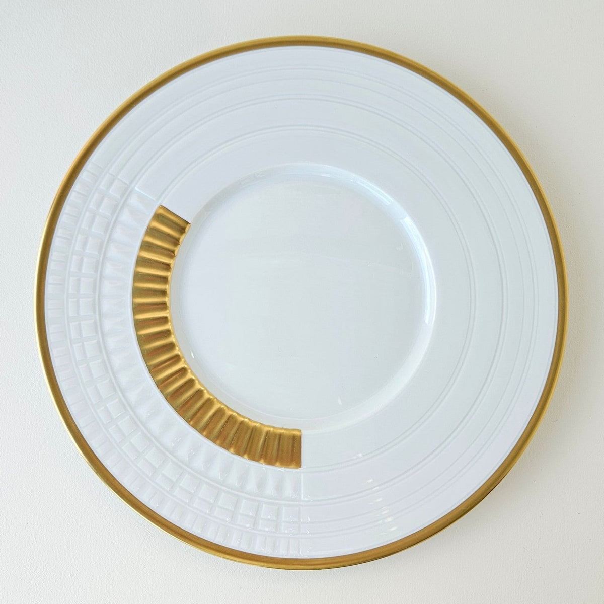 Assiette plate / Assiette de présentation – Sublime or – Manufacture Haviland – Limoges, XXIe s.