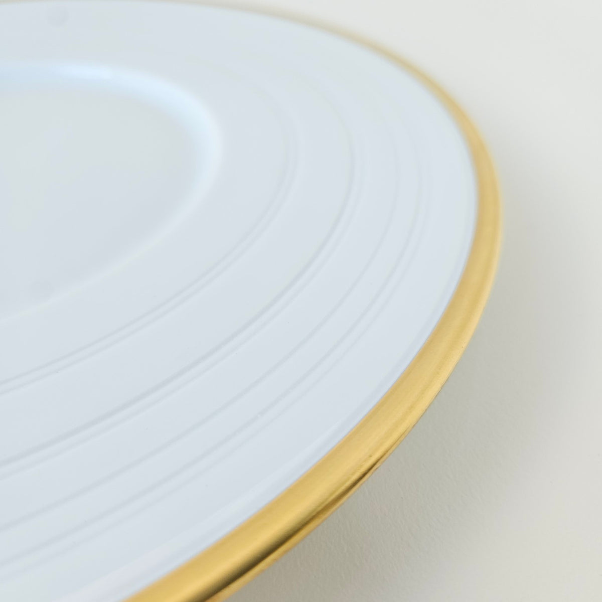 Assiette plate / Assiette de présentation – Sublime or – Manufacture Haviland – Limoges, XXIe s.