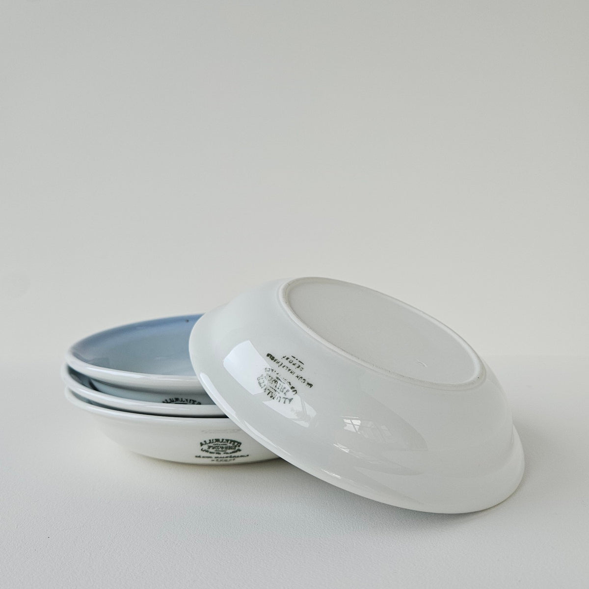 Quatre assiettes à dessert creuses – Aluminite – Manufacture René Frugier – Limoges, v. 1930–1940