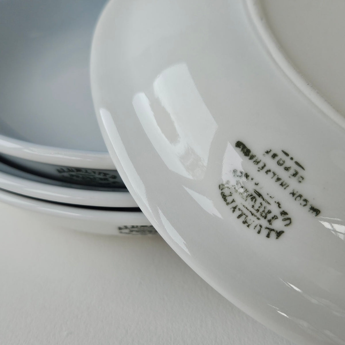 Quatre assiettes à dessert creuses – Aluminite – Manufacture René Frugier – Limoges, v. 1930–1940