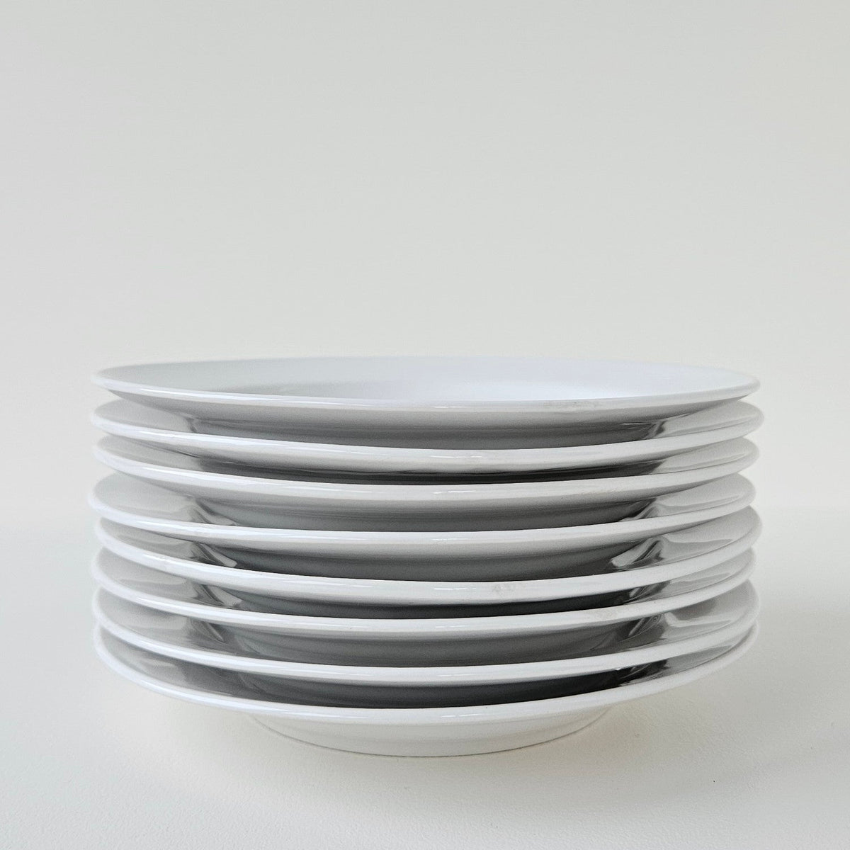 Lot de huit assiettes à dessert en faïence émaillée – Russia – Faïencerie de Gien, v. 1960-1970