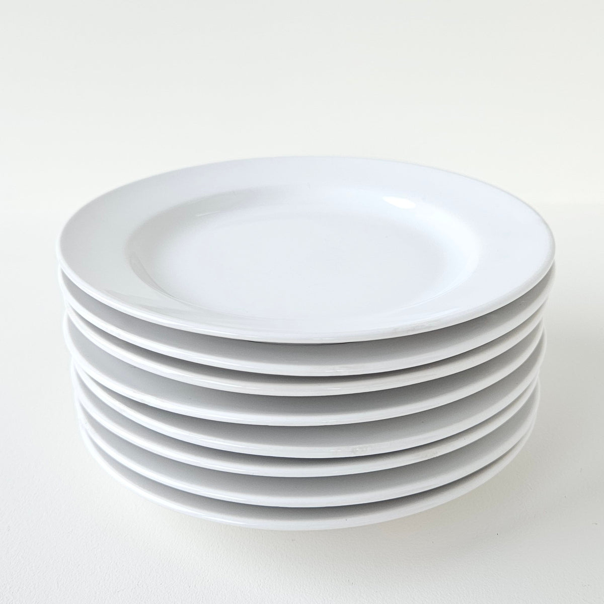 Lot de huit assiettes à dessert en faïence émaillée – Russia – Faïencerie de Gien, v. 1960-1970