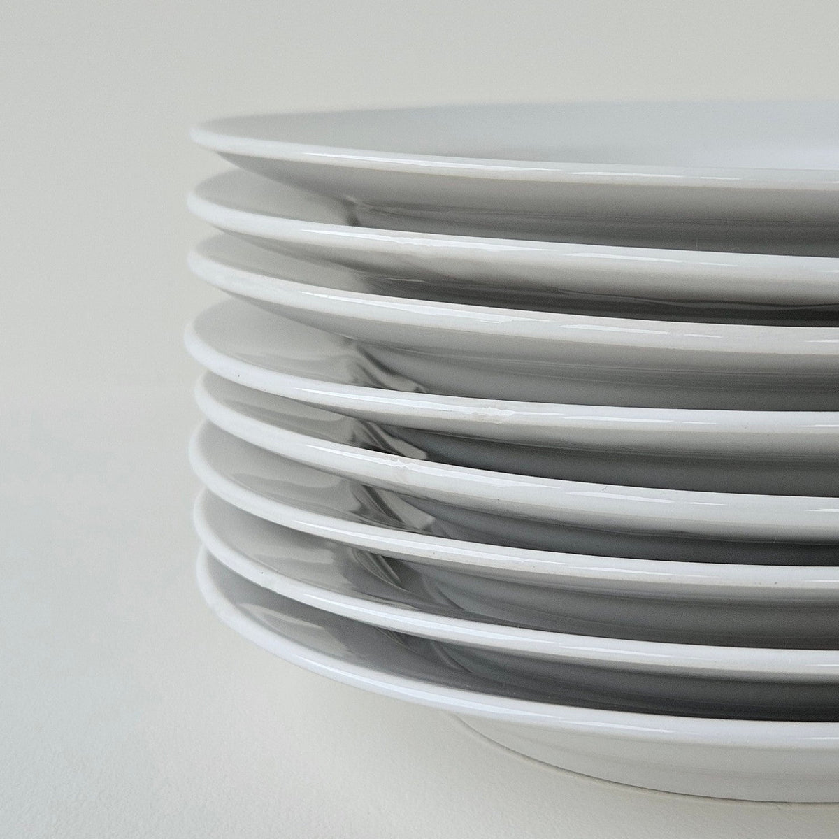 Lot de huit assiettes à dessert en faïence émaillée – Russia – Faïencerie de Gien, v. 1960-1970