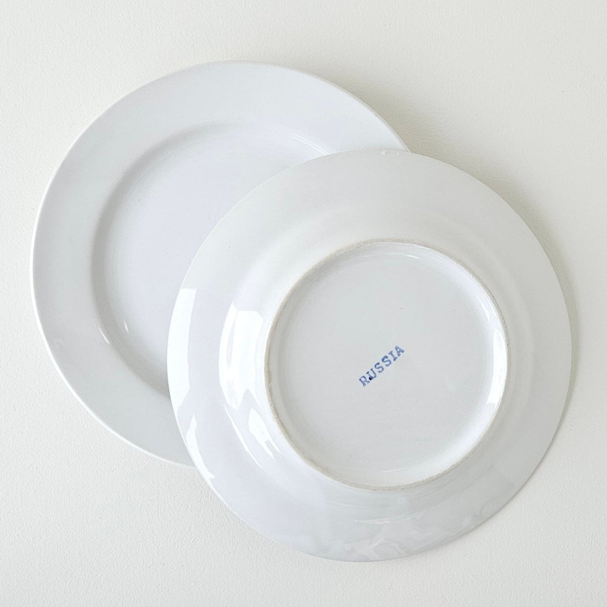 Lot de huit assiettes à dessert en faïence émaillée – Russia – Faïencerie de Gien, v. 1960-1970