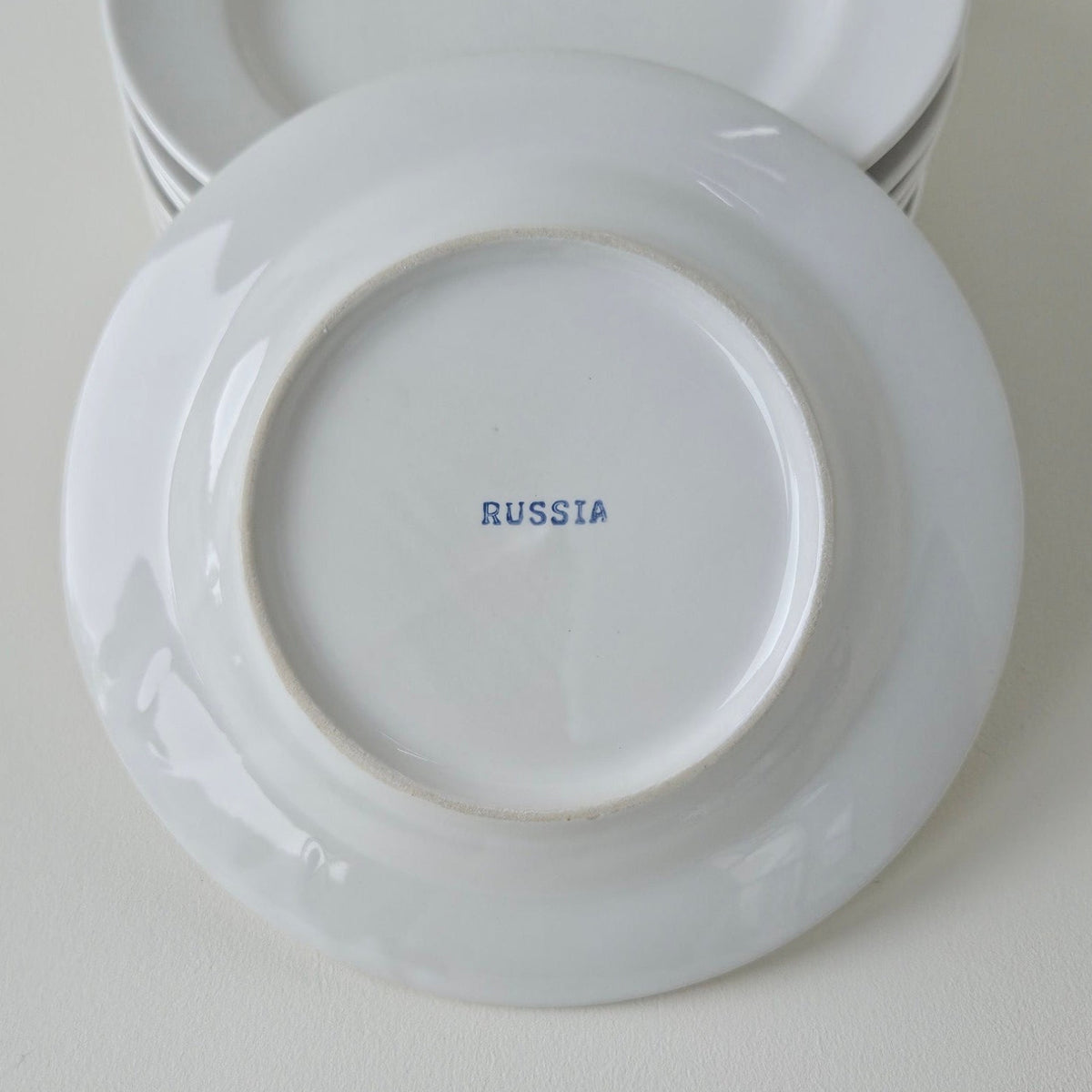 Lot de huit assiettes à dessert en faïence émaillée – Russia – Faïencerie de Gien, v. 1960-1970
