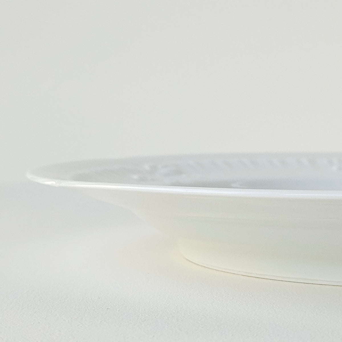 Suite de six assiettes plates – Manufacture Chastagner – Limoges, 2e moitié du XXᵉ s.