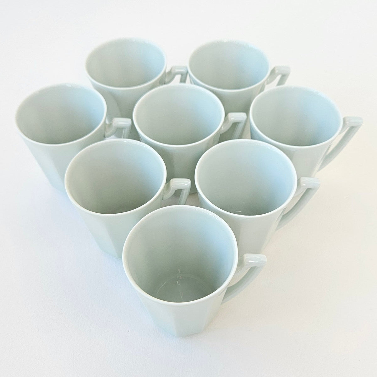 Lot de huit tasses à café en porcelaine céladon – Limoges, v. 1950-1960