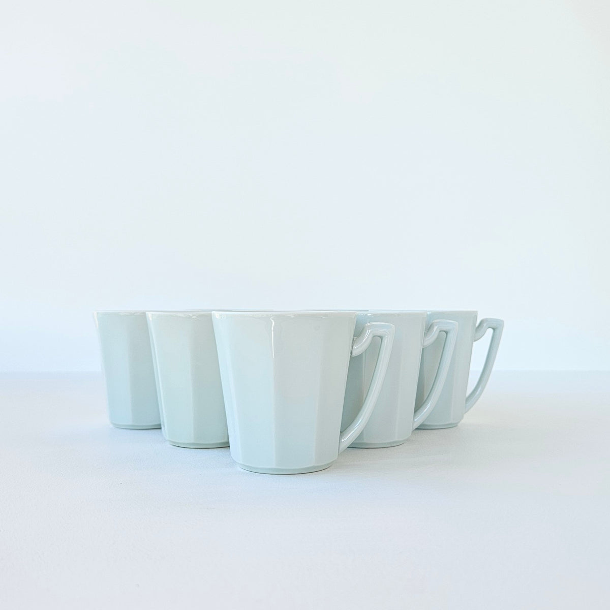 Lot de huit tasses à café en porcelaine céladon – Limoges, v. 1950-1960