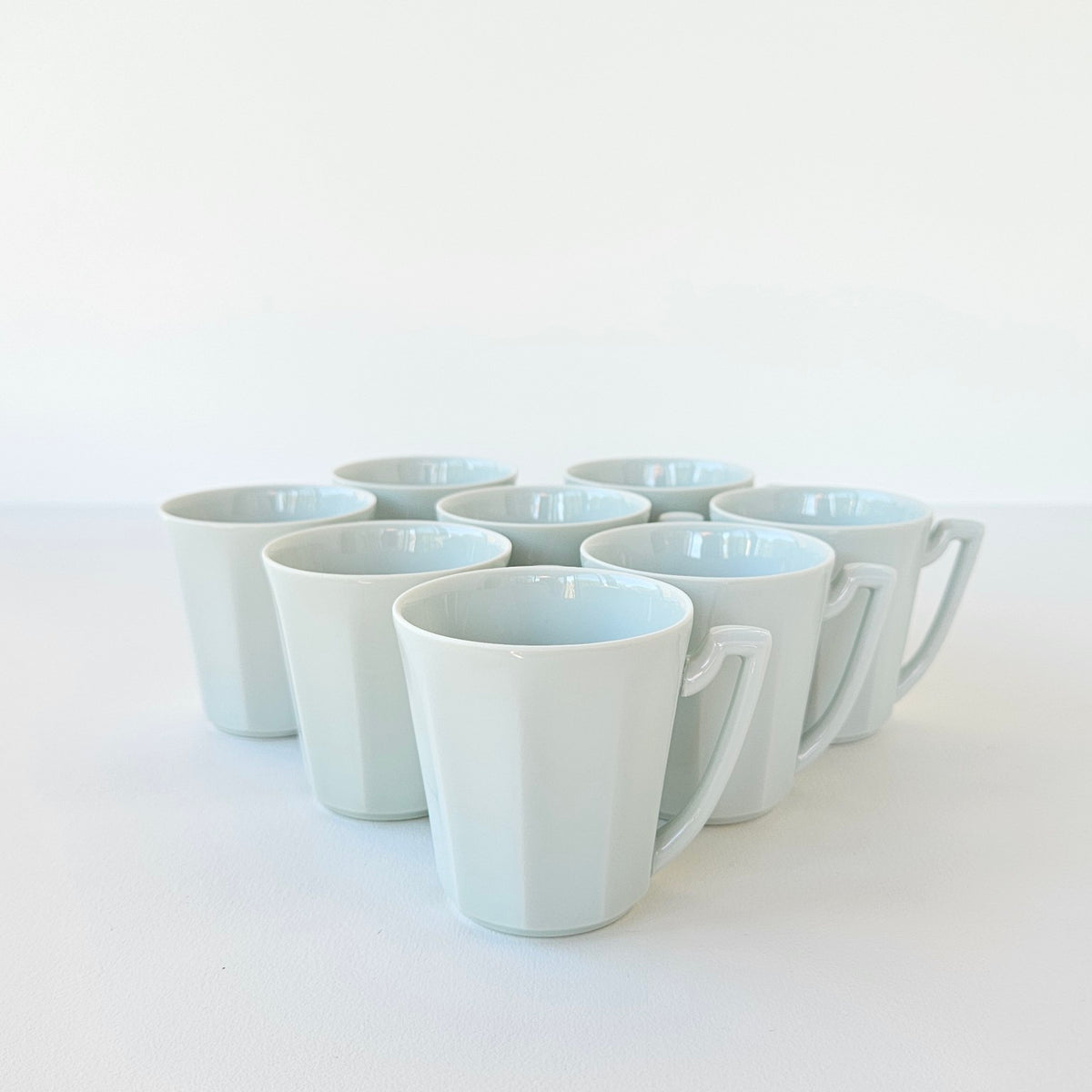 Lot de huit tasses à café en porcelaine céladon – Limoges, v. 1950-1960