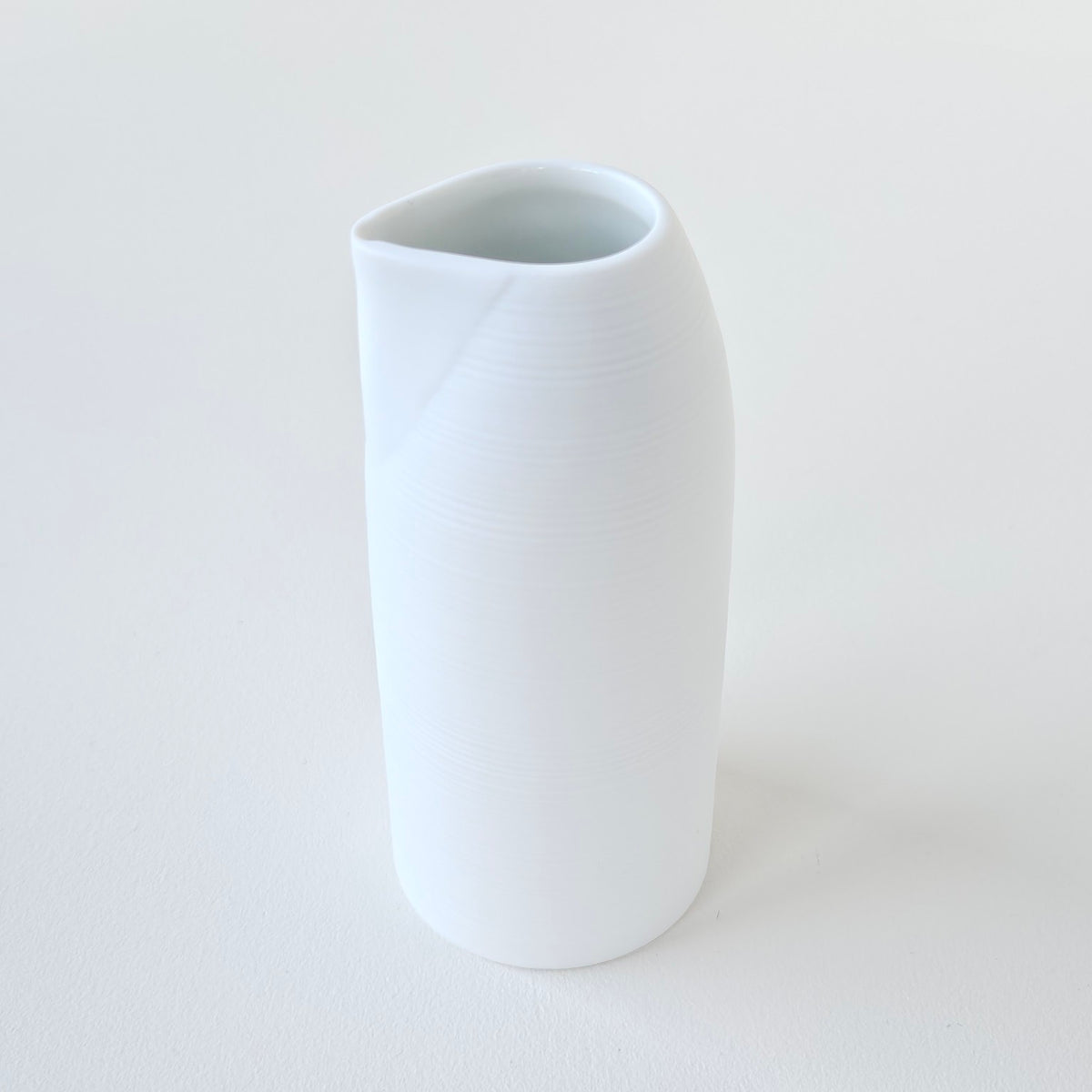 Fiole à saké GM – Hémisphère blanc satiné – Manufacture J.L. Coquet – Saint-Léonard-de-Noblat, XXIe s.