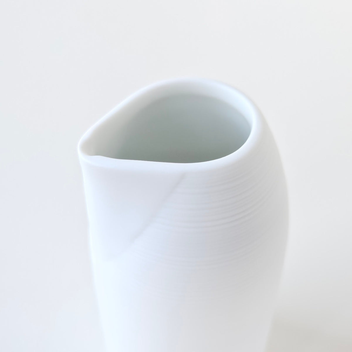 Fiole à saké GM – Hémisphère blanc satiné – Manufacture J.L. Coquet – Saint-Léonard-de-Noblat, XXIe s.