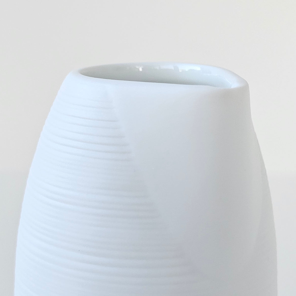 Fiole à saké GM – Hémisphère blanc satiné – Manufacture J.L. Coquet – Saint-Léonard-de-Noblat, XXIe s.