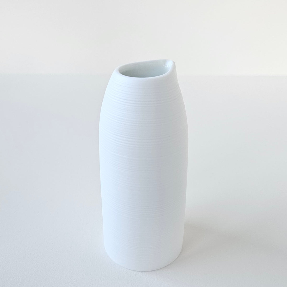 Fiole à saké GM – Hémisphère blanc satiné – Manufacture J.L. Coquet – Saint-Léonard-de-Noblat, XXIe s.