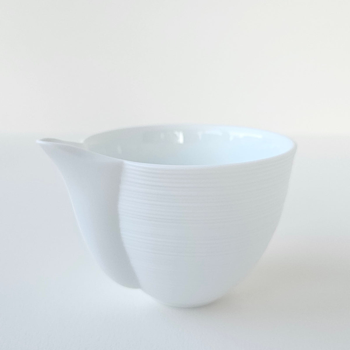 Crémier / Petit pot verseur – Hémisphère blanc satiné – Manufacture J.L. Coquet – Saint-Léonard-de-Noblat, XXIe s. (Copie)