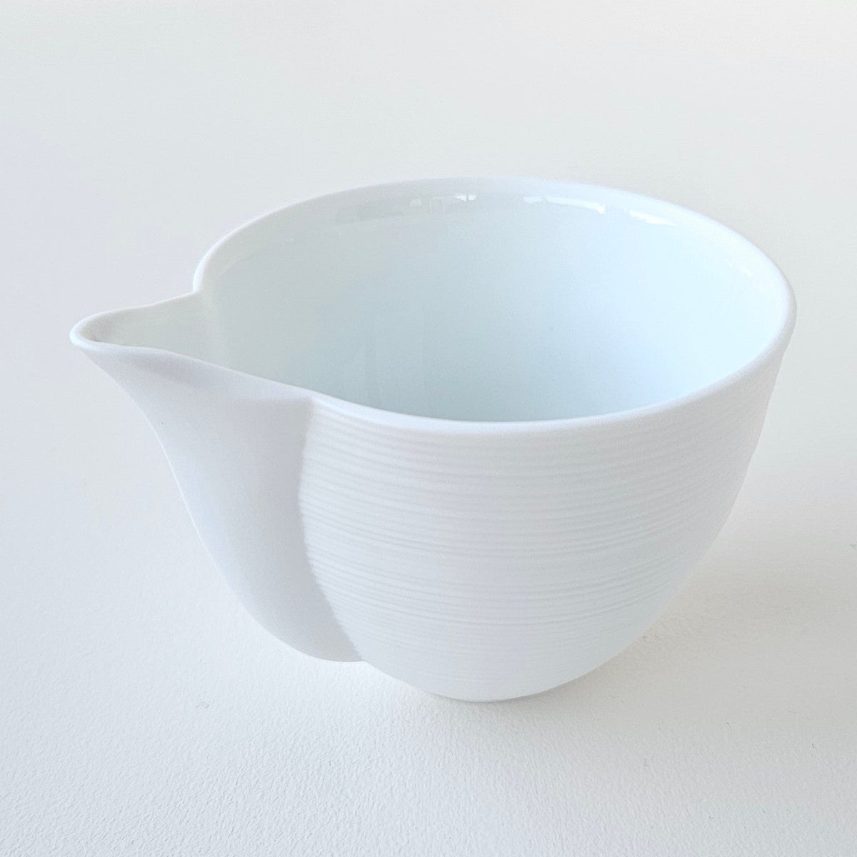 Crémier / Petit pot verseur – Hémisphère blanc satiné – Manufacture J.L. Coquet – Saint-Léonard-de-Noblat, XXIe s. (Copie)