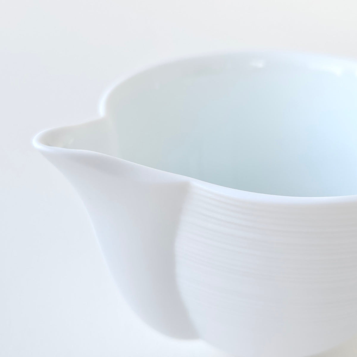 Crémier / Petit pot verseur – Hémisphère blanc satiné – Manufacture J.L. Coquet – Saint-Léonard-de-Noblat, XXIe s. (Copie)
