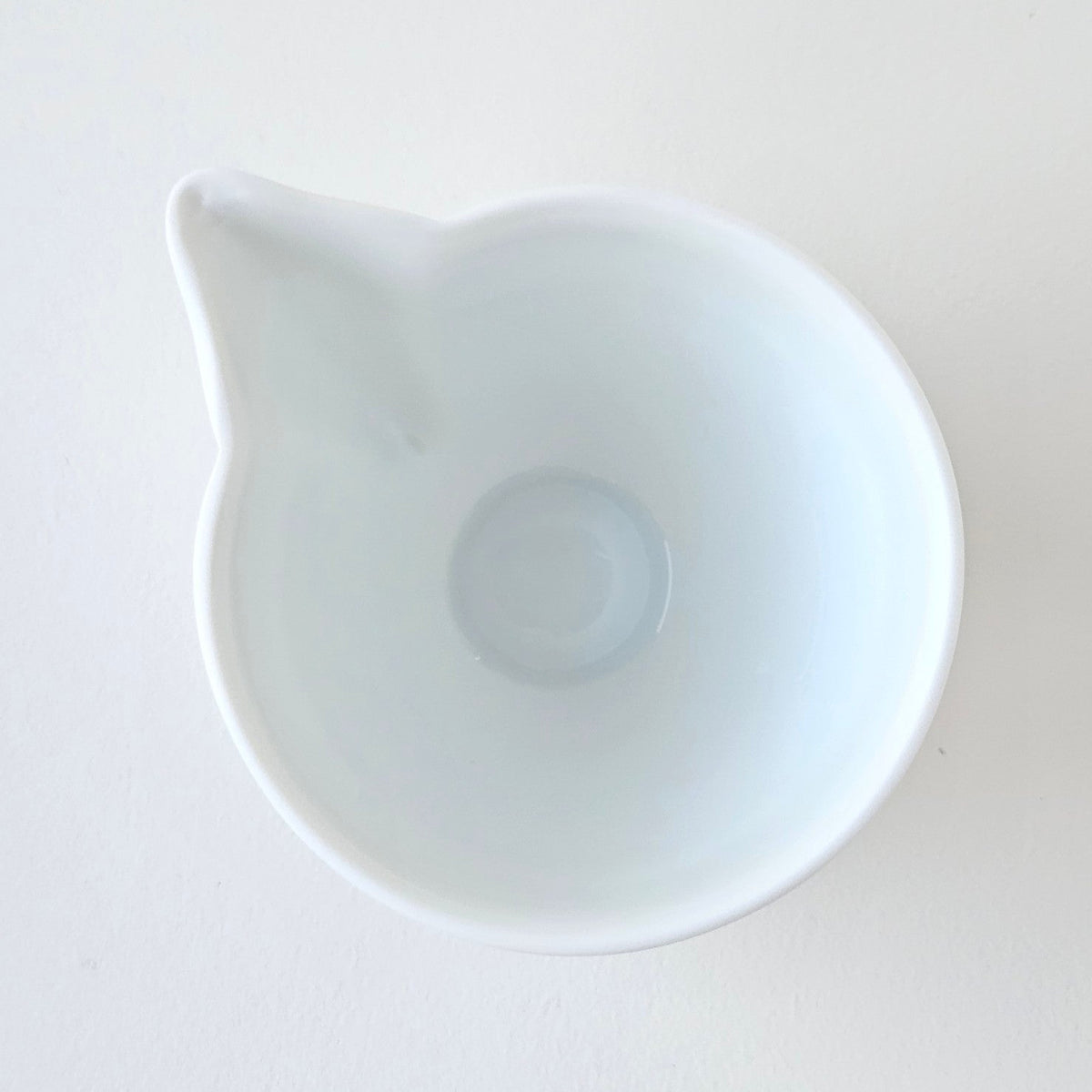 Crémier / Petit pot verseur – Hémisphère blanc satiné – Manufacture J.L. Coquet – Saint-Léonard-de-Noblat, XXIe s. (Copie)