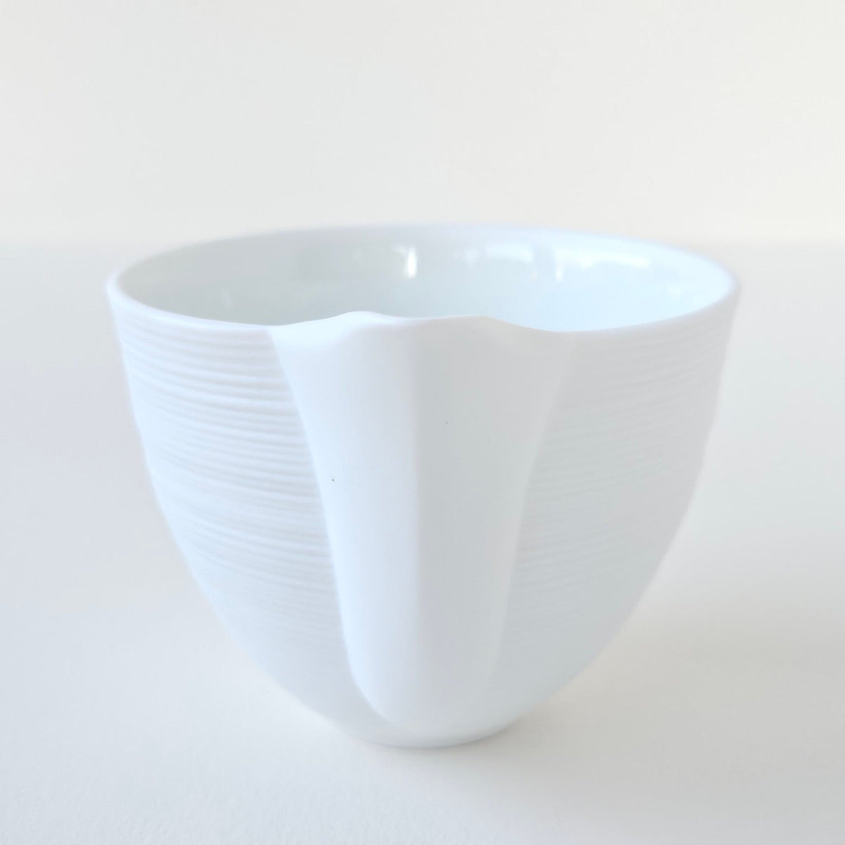 Crémier / Petit pot verseur – Hémisphère blanc satiné – Manufacture J.L. Coquet – Saint-Léonard-de-Noblat, XXIe s. (Copie)