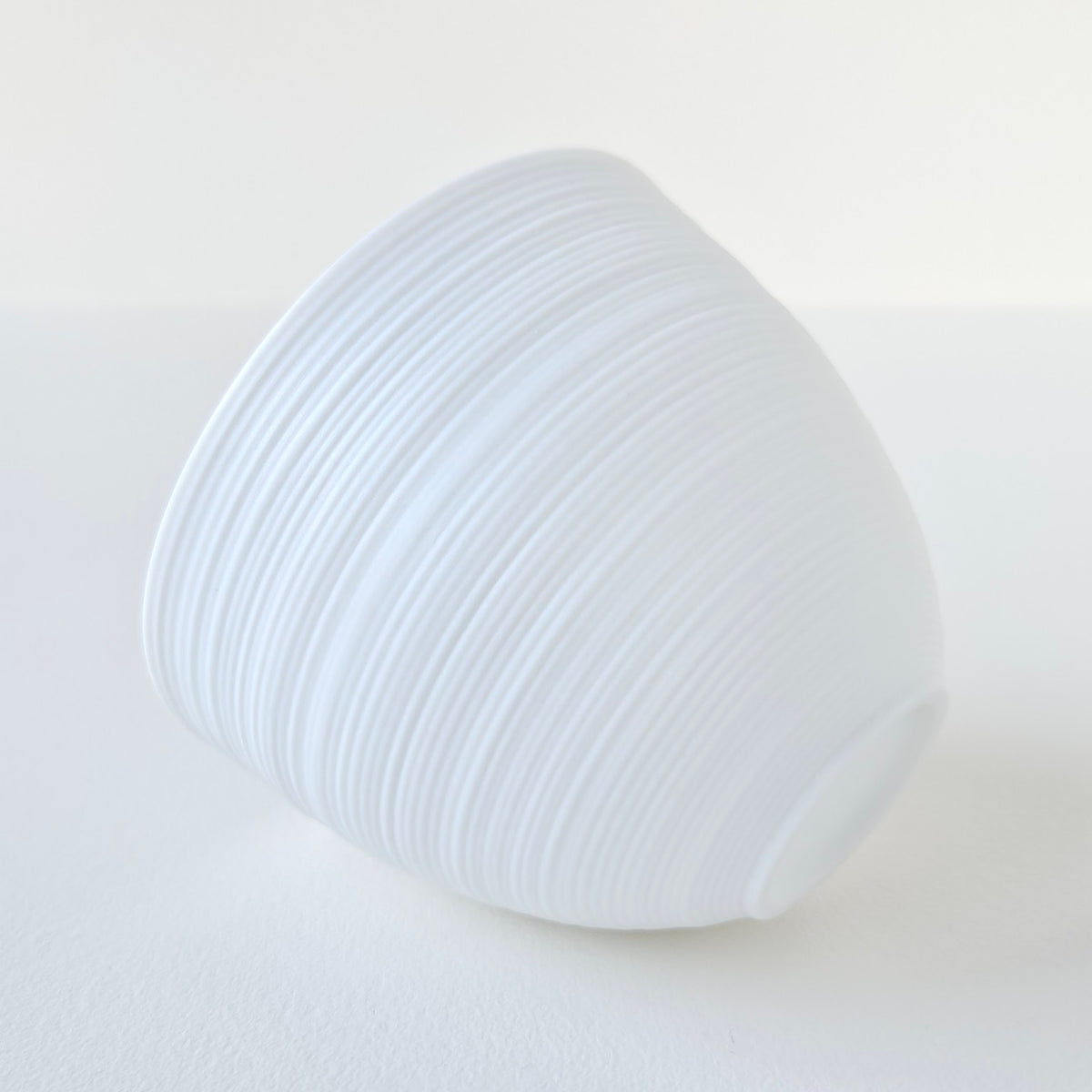 Crémier / Petit pot verseur – Hémisphère blanc satiné – Manufacture J.L. Coquet – Saint-Léonard-de-Noblat, XXIe s. (Copie)