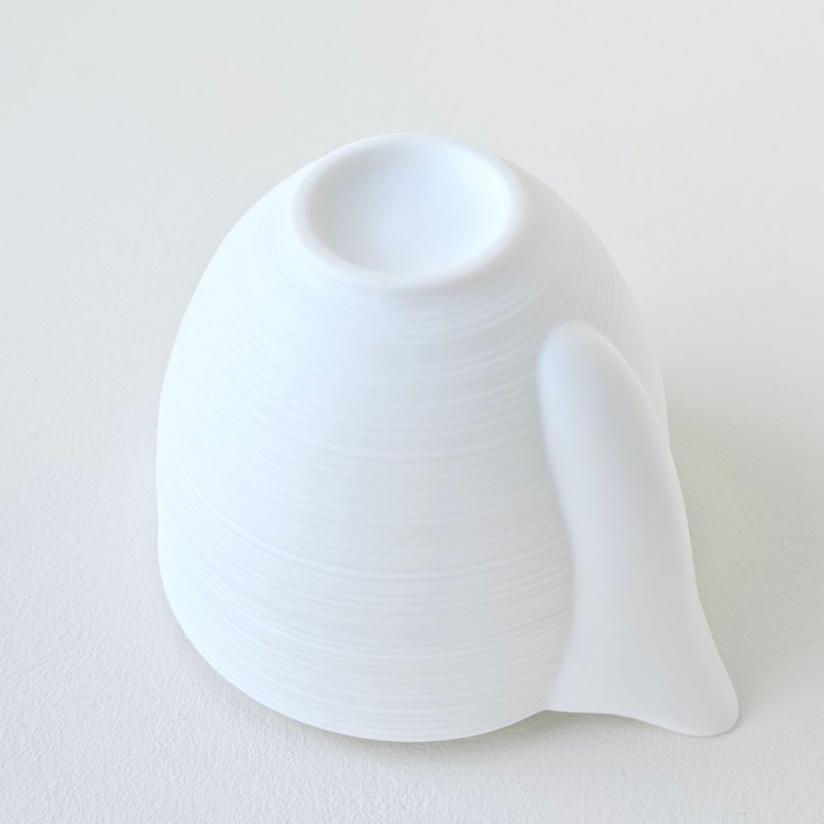 Crémier / Petit pot verseur – Hémisphère blanc satiné – Manufacture J.L. Coquet – Saint-Léonard-de-Noblat, XXIe s. (Copie)